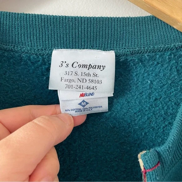 3/$20 Vintage upcycled winter motif grandma sweatshirt - Picture 5 of 9